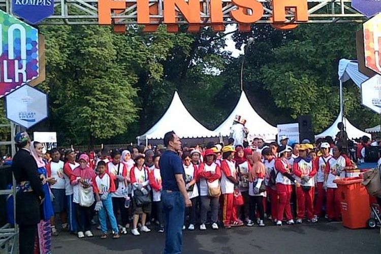 Fun Walk Keep Jakarta Clean yang di prekarsai oleh Kompas dan Total E&P dibanjiri peserta. Peserta yang hadir di Plaza Parkir Selatan Glora Bung Karno (GBK) ini sekitar 4500-5000 orang,Jakarta,Minggu (22/9/2013)