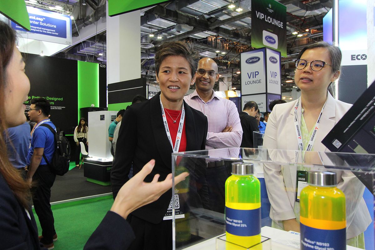 Teknologi 3D TRASAR? for Direct-to-Chip Liquid Cooling dari Ecolab memungkinkan sistem pendinginan presisi tinggi yang efisien energi, mengurangi konsumsi air dan emisi karbon pada pusat data modern.