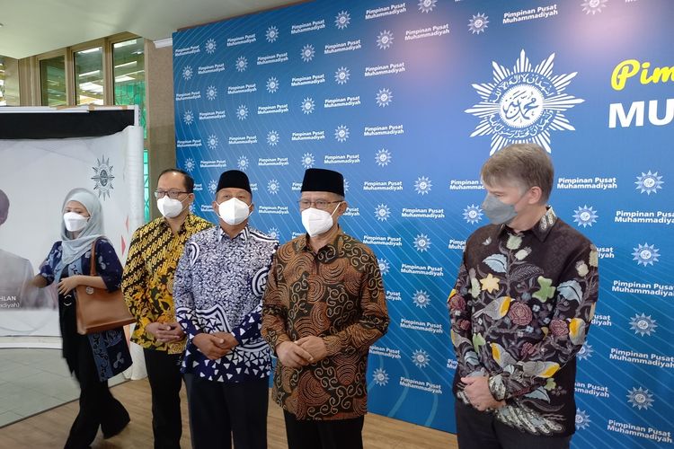 Haedar Nashir dan Owen Jenkins saat bertemu di kantor PP Muhammadiyah, Selasa (21/6/2022)