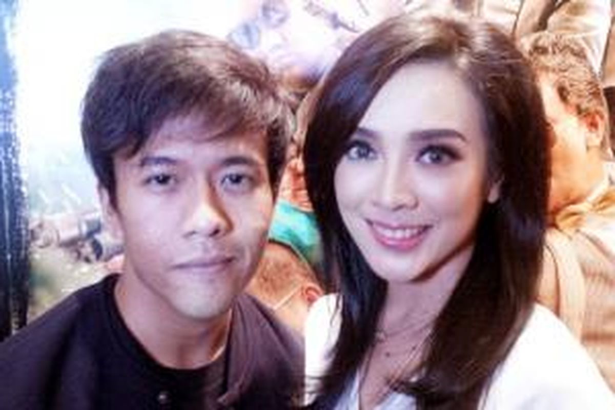 Mantan penyanyi cilik Dhea Ananda bersama suaminya, gitaris Ariel 'Nidji', diabadikan dalam acara gala premier film Comic 8: Casino Kings, di Epicentrum XXI, Kuningan, Jakarta Selatan, Jumat (10/7/2015).