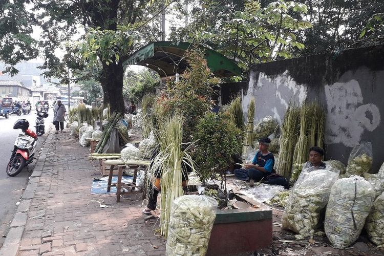 Pedagang janur ketupat mulai marak di sepanjang Jalan Palmerah Barat menuju Jalan Palmerah Utara seperti yang terlihat pada Selasa (12/6/2018).