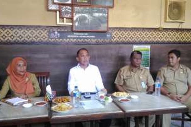 Gubernur Maluku Said Assagaff, didampingi Kepala Dinas Pariwisata Rosmin Tutupoho dan Kepala Dinas Infokom Roy Halatu saat memberikan keterangan terkait pelaksanaan Festival Teluk Ambon di Rumah Kopi Joas, Ambon, Senin (30/8/2016) sore.