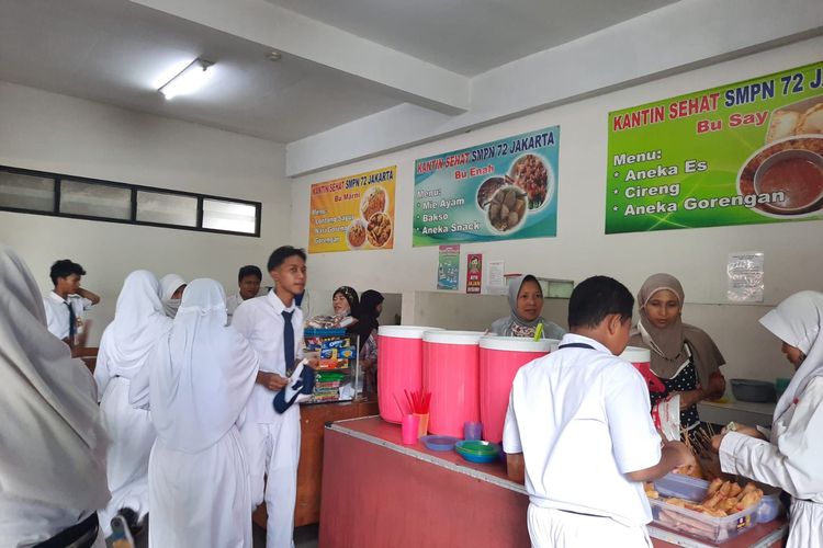 Siswa-siswi Sekolah Menengah Pertama (SMP) Negeri 72 Jakarta membeli makanan dan minuman di kantin sehat, Selasa (1/11/2022).