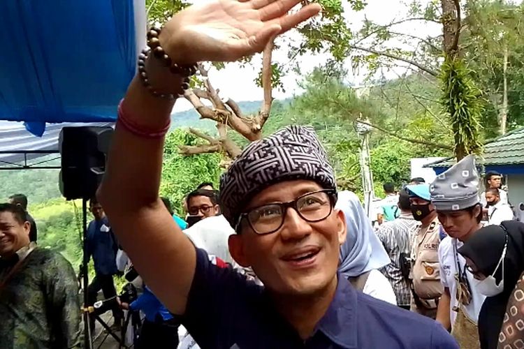 Wakil Ketua Dewan Pembina Partai Gerindra, Sandiaga Uno yang juga menteri pariwisata dan ekonomi kreatif, saat mengunjungi Bukit Kambo di Kota Palopo, Sulawesi Selatan, Rabu (12/10/2022)