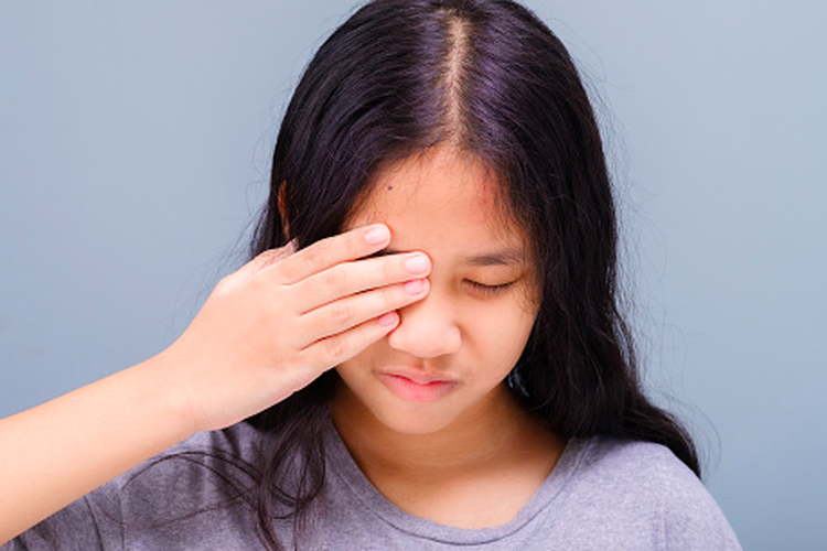 Salah satu cara mengatasi mata merah dan gatal adalah tidak menyentuhnya dengan tangan untuk menghindari penyebaran infeksi bakteri atau virus.