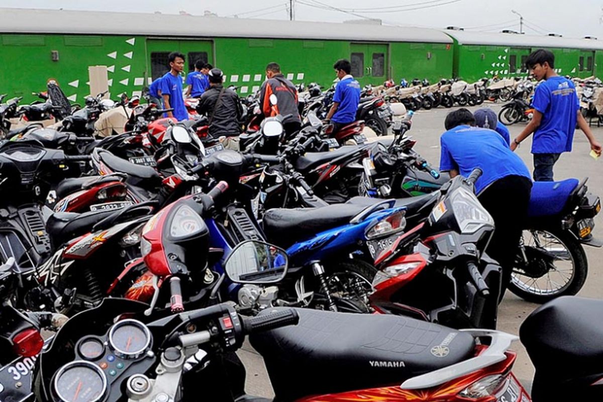 Angkutan Motor Gratis - Pekerja menyiapkan kendaraan bermotor roda dua yang akan diangkut dengan kereta api ke sejumlah daerah di Stasiun Gudang, Jakarta Utara, Senin (27/6). Layanan angkutan kereta api gratis dengan kapasitas 15.000 motor tersebut juga mengurangi kepadatan lalu-lintas saat arus mudik serta dampak kecelakaan di jalan.

Kompas/P Raditya Mahendra Yasa (WEN)
27-06-2016