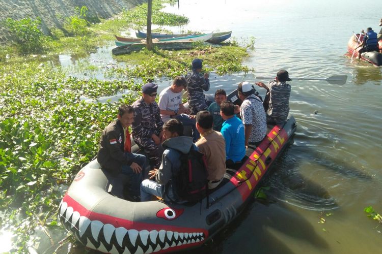 Sejumlah perahu karet milik Pangkalan TNI AL Gorontalo diterjunkan untuk membersihkan enceng gondok di Danau Limboto. Kegiatan ini dilakukan bersama pemerintah dan masyarakat Kabupaten Gorontalo.