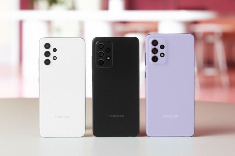 Samsung Galaxy A32 varian Awesome White (paling kiri), Galaxy A52 varian Awesome Black (tengah), dan Galaxy A72 varian Awesome Violet (paling kanan). 