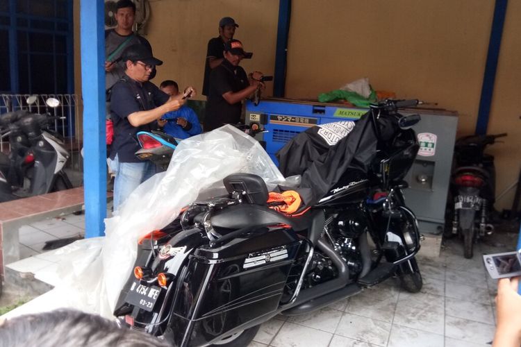 Polresta Bogor Kota menahan barang bukti motor gede (moge) Harley Davidson dalam kasus kecelakaan tabrakan yang menewaskan seorang pengguna jalan pada Minggu (15/12/2019) di Jalan Raya Pajajaran. Selain menewaskan satu orang, peristiwa itu juga menyebabkan satu orang lainnya luka.