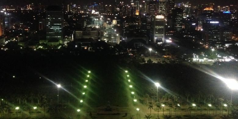 Tampak sebagian wilayah Jakarta yang diabadikan dari pelataran puncak Monas, Selasa (5/4/2016) malam. Pengelola Monas untuk pertama kalinya membuka wisata malam yang memungkinkan pengunjung naik ke puncak Monas hingga pukul 22.00 WIB. 





