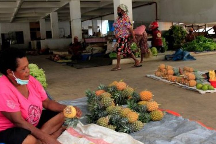 Sejumlah pedagang menyiapkan dagangannya di Pasar Mama-Mama di Jayapura, Papua, Senin (8/6/2020) 