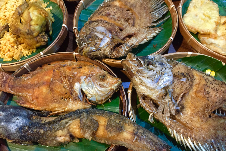 Aneka ikan di  Bu Eva Spesial Sambal