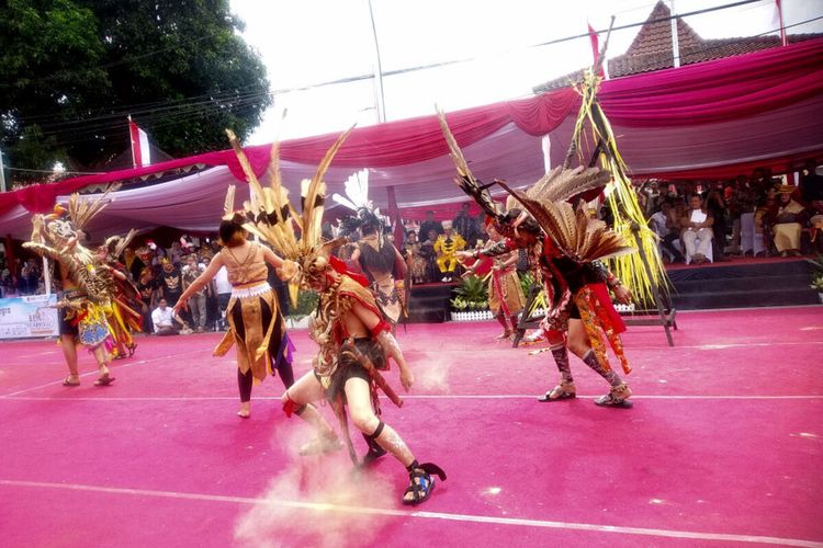 Pertunjukan Banaik Manau atau Atraksi Panjat Manau Berduri yang ditampilkan warga Suku Dayak Deah dari Kabupaten Tabalong, Kalimantan Selatan, memukau penonton BEN Carnival 2023 di Kota Blitar, Sabtu (15/7/2023)