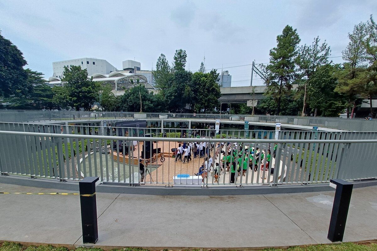 Pada akhir pekan yang cerah ini, sejumlah orang berkumpul di Taman Literasi Martha Christina Tiahahu di kawasan Blok M, Kebayoran Baru, Jakarta Selatan, Minggu (4/12/2022).