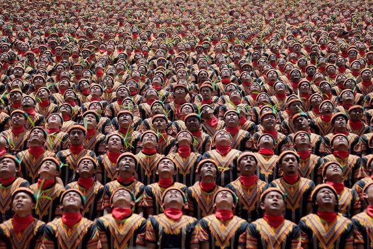 Ribuan penari tampil pada pagelaran tari tradisional Saman massal di Stadion Seribu Bukit, Blang Kejeren, Gayo Lues, Aceh, Minggu (13/8/2017). Pagelaran Tari Saman itu memecahkan rekor dunia dari Museum Rekor Indonesia ( MURI) dengan jumlah penari terbanyak di dunia, yakni 12.262 orang yang berasal dari berbagai komponen masyarakat.