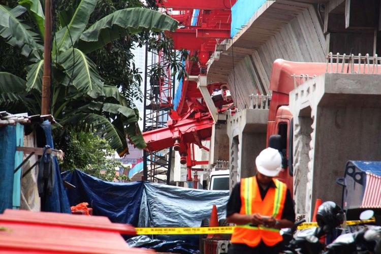 Kondisi pasca ambruknya crane proyek Double Double Track (DDT) di Kampung Melayu, Jatinegara, Jakarta, Minggu (04/02/2018). Alat berat yang ambruk tersebut menewaskan empat pekerja yang masih berada di lokasi kecelakaan.