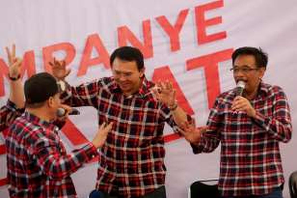 Penyanyi rap Iwa K saat bernyanyi menghibur para pendukung pasangan calon gubernur dan wakil gubernur nomor dua, Basuki 
