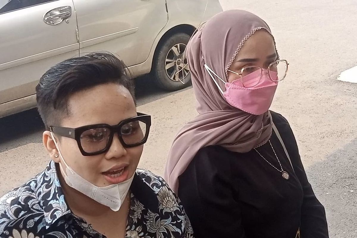 Ade Ratna Sari (kiri) dan kakaknya (kanan) datang menyambangi Polres Metro Jakarta Selatan, Kamis (10/3/2022). 