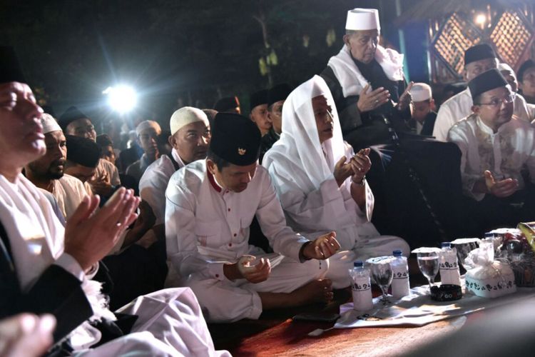 Bupati Purwakarta Dedi Mulyadi bersama Habib Muhammad Luthfi bin Yahya saat tabligh akbar dan zikir kebangsaan di Taman Pasanggrahan Padjadjaran, Purwakarta, Selasa (22/8/2017)