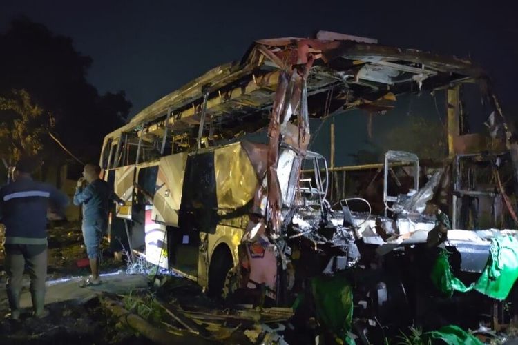 Bus yang terbakar di garasi Maju Lancar Jalan Wonosari, Bantul, DI Yogyakarta. Selasa (23/5/2023) malam