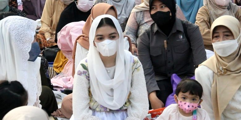 Wali Kota Solo Gibran Rakabuming Raka dan keluarga melakukan Shalat Idul Fitri di Pendhapi Gedhe, Balai Kota Solo. Sedangkan Selvi Ananda mengunakan baju model gamis warna putih motif bunga-bunga sederhana dipadu dengan jilbab putih. Sedangkan La Lembah mengungkapkan dress warna putih pula dipadu dengan tas kecil warna pink.