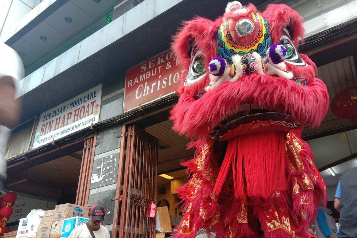 Barongsai ngamen di sepanjang petak sembilan Glodok, Jakarta terdiri dari setidaknya 10 orang, Rabu (5/2/2020).