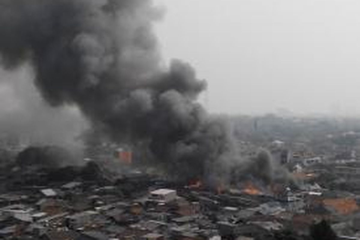 Suasana kebakaran di Kompleks Asrama Batalion Siliwangi (BS), Jl Dewi Sartika, Cawang, Jakarta Timur, Sabtu (13/9/2014) pukul 15.17 WIB.