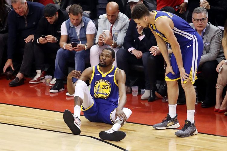 Power forward andalan Golden State Warriors, Kevin Durant, mengalami cedera saat menjalani gim kelima Final NBA 2019 melawan Toronto Raptors, di Scotiabank Arena, Toronto, Kanada, Senin (10/6/2019) atau Selasa WIB.