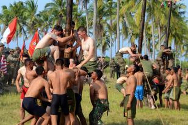 Marinir TNI AL dan Marinir AS panjat pinang setelah latihan perang bersama