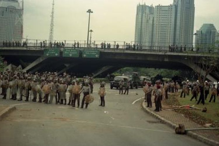 Kerusuhan massa terjadi di wilayah Semanggi, Rabu (13/5/1998). Lalu lintas dari arah jembatan Sudirman ke Semanggi dan sebaliknya terhenti sekitar dua jam. Nampak aparat keamanan mencoba mengamankan jalannya kerusuhan.