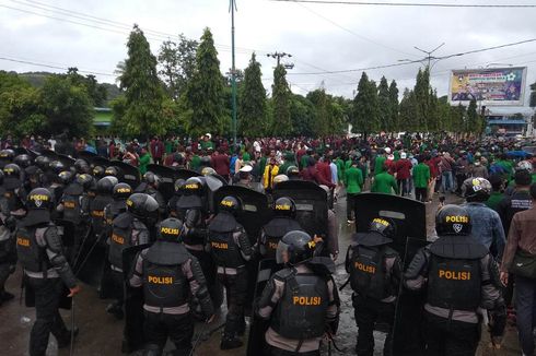 Tidak Ditanggapi, Demo Tolak Omnibus Law di Padang Sidempuan Ricuh, 7 Orang Terluka