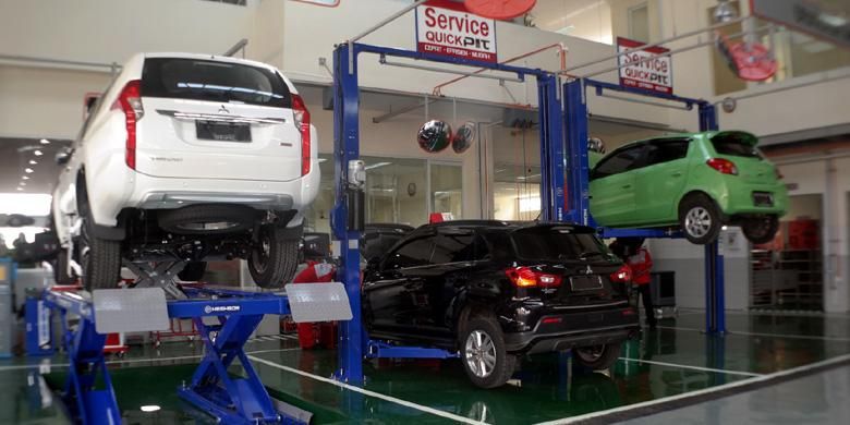 Suasana bengkel resmi Mitsubishi.