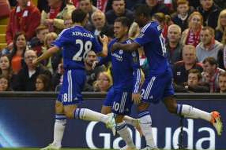 Gelandang Chelsea, Eden Hazard, merayakan golnya usai membobol gawang Liverpool pada pertandingan lanjutan Premier League, Rabu (11/5/2016) atau Kamis dini hari WIB. 