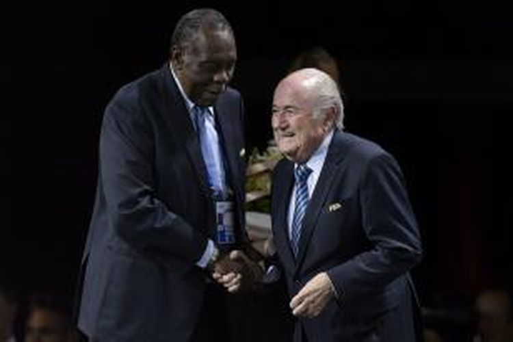 Issa Hayatou (kiri) menjadi Presiden FIFA untuk sementara lantaran Sepp Blatter tengah menjalani penyelidikan. 