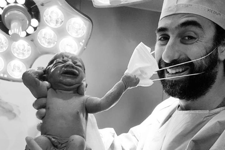 Foto bayi baru lahir yang lepas masker Dr Samer Cheaib viral di media sosial dan jadi simbol harapan di tengah pandemi virus corona.