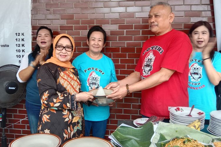 Mantan Bupati Jombang Mundjidah Wahab, saat menghadiri acara tasyakuran Wayang Potehi sepulang dari tur eropa, di Museum Potehi, Kompleks Klenteng Gudo, Jombang, Selasa (9/7/2024).