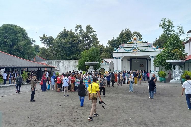 Wisatawan di Keraton Yogyakarta.