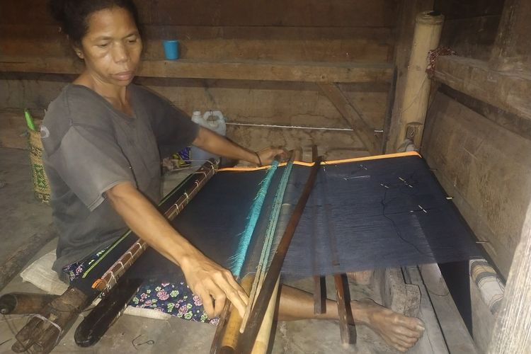 Anastasia Ninging(50), seorang penenun kain tenun Puncatiti di Kampung Wangkar, Desa Ranamese, Kecamatan Congkar, Kabupaten Manggarai Timur, NTT, Sabtu, (11/3/2023) sedang menenun kain tenun Puncatiti. (KOMPAS.com/MARKUS MAKUR)