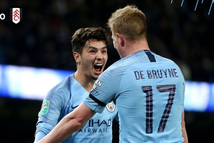 Brahim Diaz bersama Kevin De Bruyne merayakan golnya pada laga Man City vs Fulham dalam lanjutan Piala Liga Inggris di Stadion Etihad, 1 November 2018. 