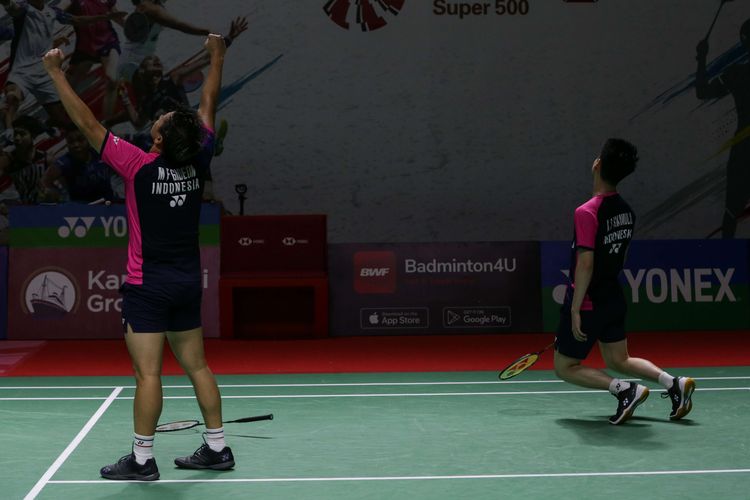 Pasangan ganda putra Indonesia, Marcus Fernaldi Gideon/Kevin Sanjaya Sukamuljo melakukan selebrasi usai menang melawan ganda putra Malaysia, Goh Sze Fei/Nur Izzuddin pada perempat final Indonesia Masters 2022 di Istora Senayan, Jakarta, Jumat (10/6/2022). Marcus/Kevin melaju ke semifinal setelah menang dengan skor 10-21, 21-11, dan 21-18.