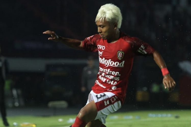 Model rambut berwarna putih penyerang sayap Bali United, Fahmi Al Ayyubi.