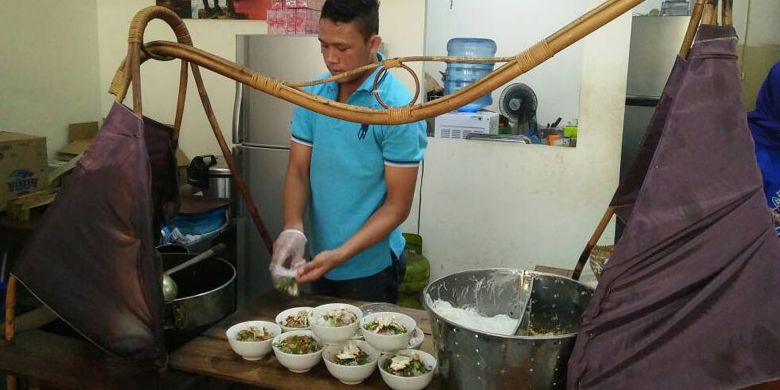 Soto Ayam Dargo Pak Wito menyajikan soto khas Semarang. Terdapat total 9 cabang yang tersebar di Semarang, Jawa Tengah, Rabu (3/5/2017). Cabang yang tertua berada di Jalan Hasanudin Raya.