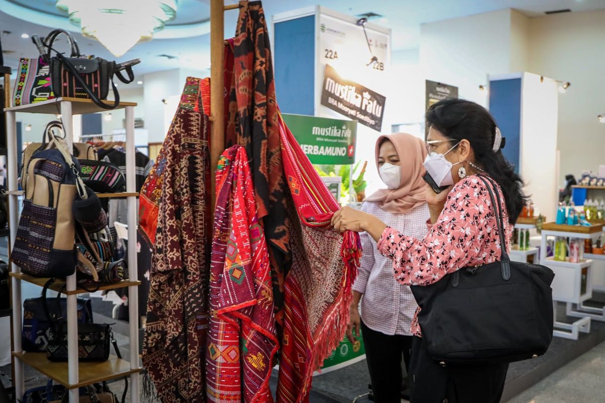 Pengunjung Showcase dan Business Matching Tahap 2 di Gedung Smesco, Pancoran, Jakarta Selatan pada Rabu (20/4/2022). Showcase dan Business Matching Tahap 2  merupakan ajang yang mempertemukan stakeholder dengan produsen barang/jasa dalam upaya meningkatkan serapan belanja pemerintah atas produk dalam negeri dalam rangkaian Gernas BBI.