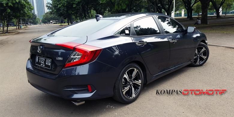 Bentuk bodi Honda Civic generasi ke-10 menyerupai liftback ketimbang sedan konvensional.