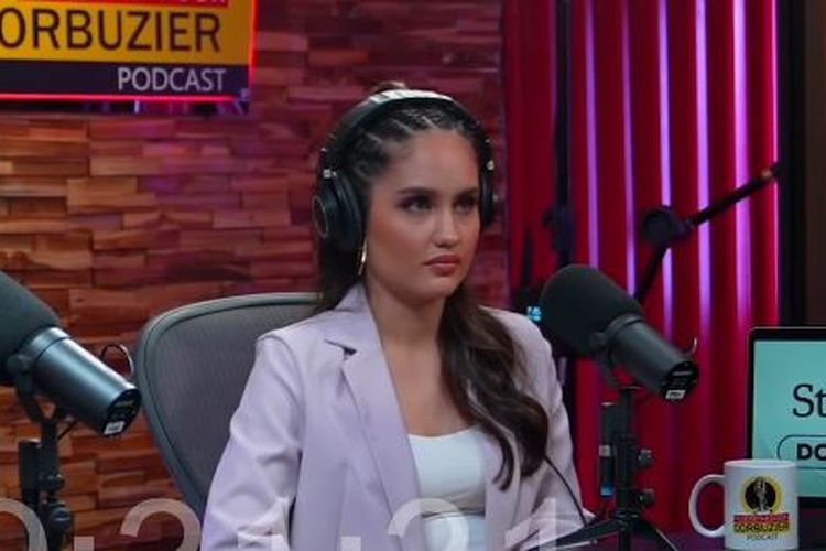 Cinta Laura dalam podcast Close The Door milik Deddy Corbuzier.