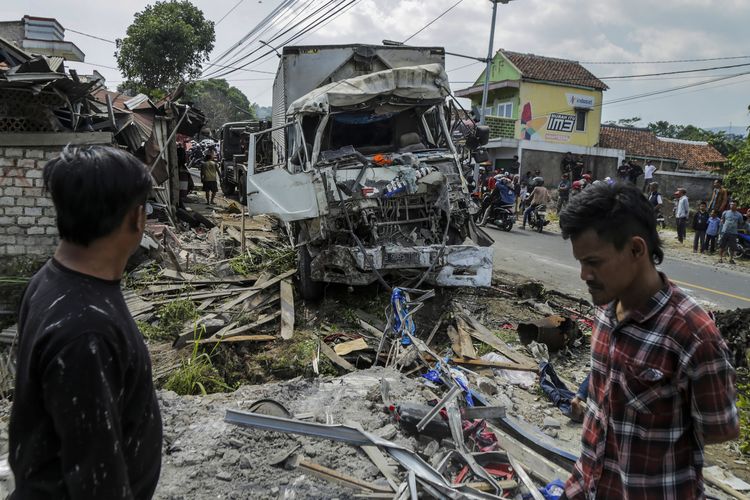 Warga mengamati truk yang mengalami kecelakaan di Gekbrong, Kabupaten Cianjur, Jawa Barat, Kamis (21/12/2023). Penyebab kecelakaan truk tersebut masih dalam penyelidikan pihak berwajib. 