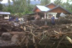 Berpegangan di Tiang, Anak 11 Tahun Hilang Terseret Banjir