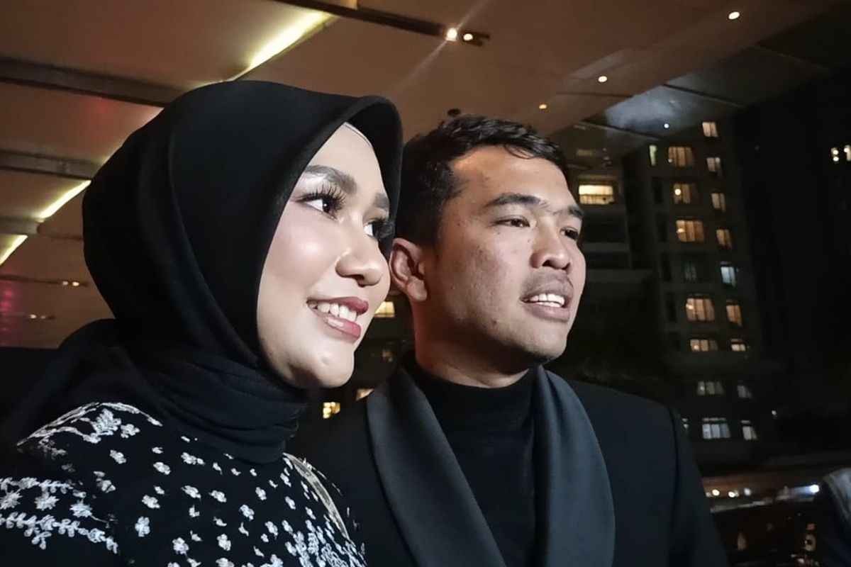 Putra Siregar dan istri saat menghadiri resepsi pernikahan Thariq Halilintar dan Aaliyah Massaid yang digelar di daerah Kuningan, Jakarta Selatan, Jumat (27/7/2024) malam. 