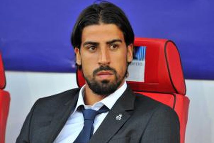 Gelandang Real Madrid, Sami Khedira, ketika menyaksikan pertandingan Piala Super Eropa antara timnya dan Sevilla, di Cardiff City, Cardiff, 12 Agustus 2014.