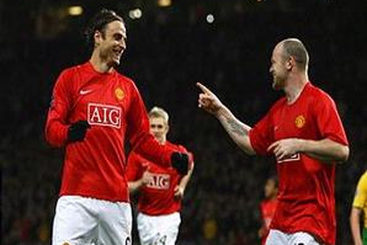 Dimitar Berbatov (kiri) dan Wayne Rooney merayakan gol yang diciptakan ke gawang Celtic pada matchday 3 Liga Champions, Selasa (21/10). Kedua pemain tersebut mencetak gol dan membawa MU menang 3-0.
